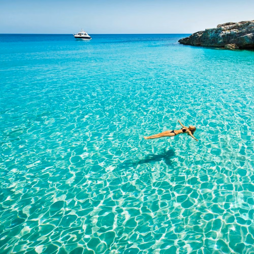 (La foto) "El agua es tan clara que parece que flota en el aire... Menorca"