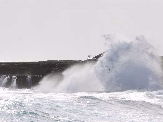 Olas de 3 metros obligan a activar la alerta amarilla en Menorca