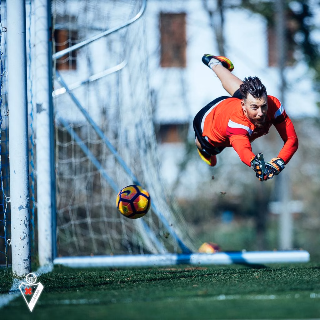 (La foto) El vuelo de Sergi Enrich como portero en un entreno del Eibar