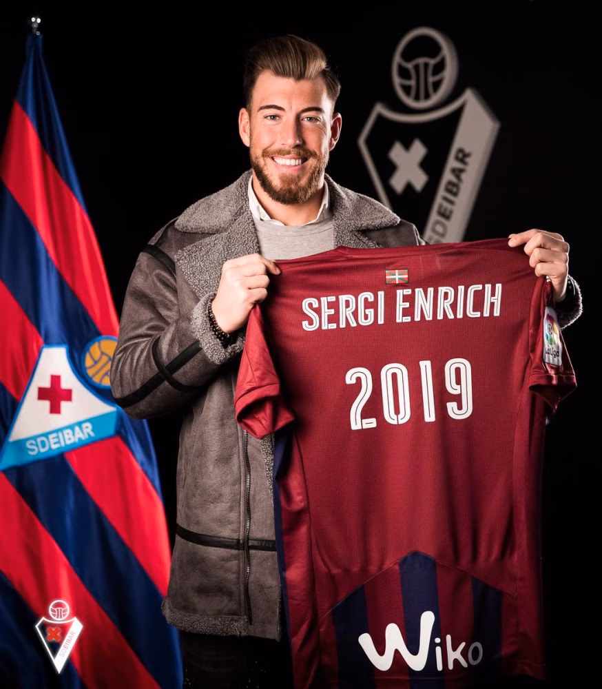 (La foto) Sergi Enrich amplía su contrato con el Eibar hasta 2019