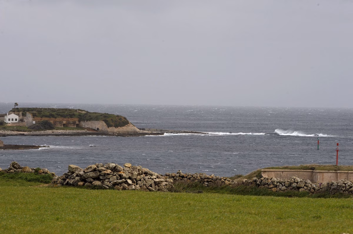 (La foto) El temporal obliga a cerrar los puertos de Maó y Ciutadella