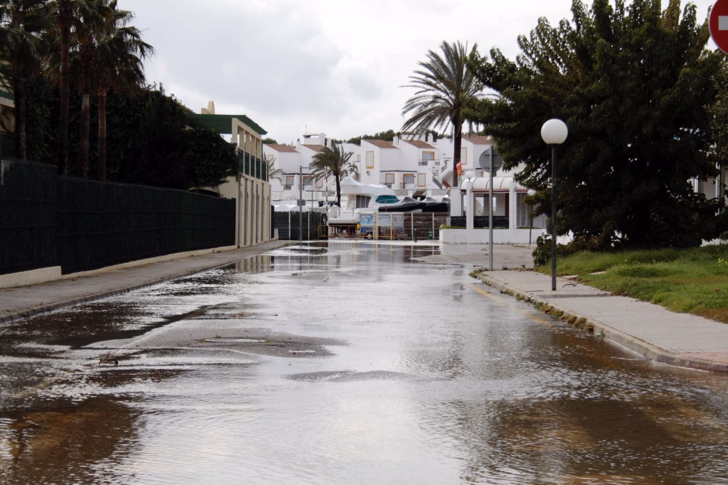 (Vídeo y fotos) La lluvia hunde tres embarcaciones en Cala en Bosch