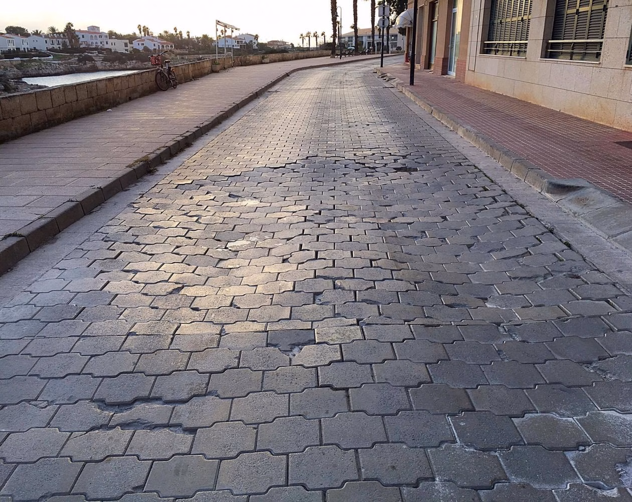 UPCM pide reparar el suelo del Paseo marítimo de Ciutadella