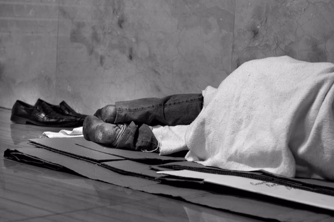 Localizan a tres niños que llevaban varios días sin comer tras fallecer su madre