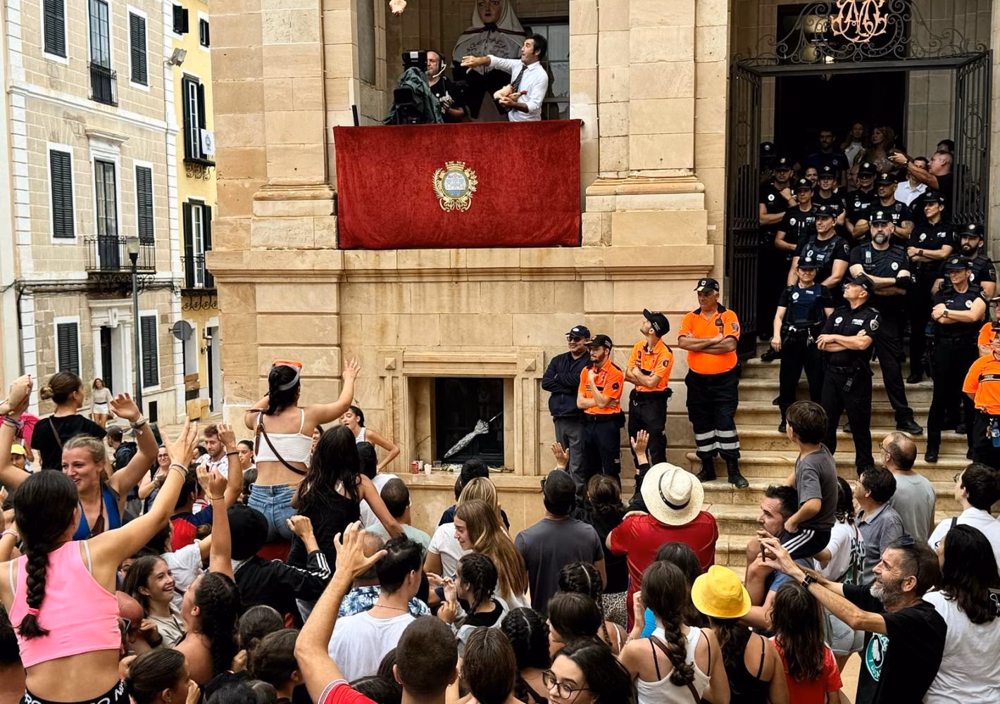 (Fotos y vídeo) A la caza de las botas en el 'Volem vi'