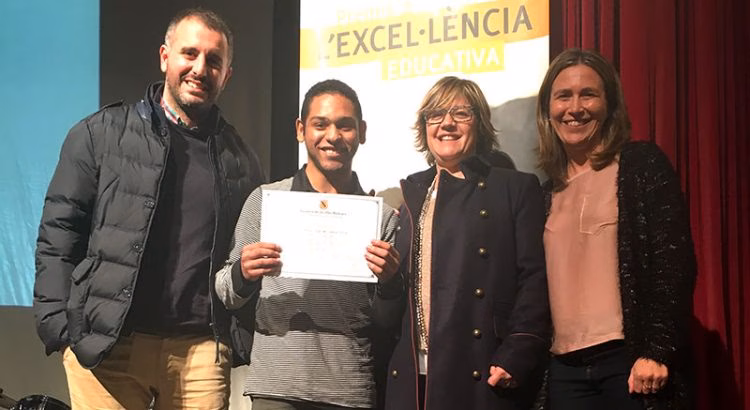 (La foto) Un alumno de la Salle Maó, premiado por su esfuerzo personal