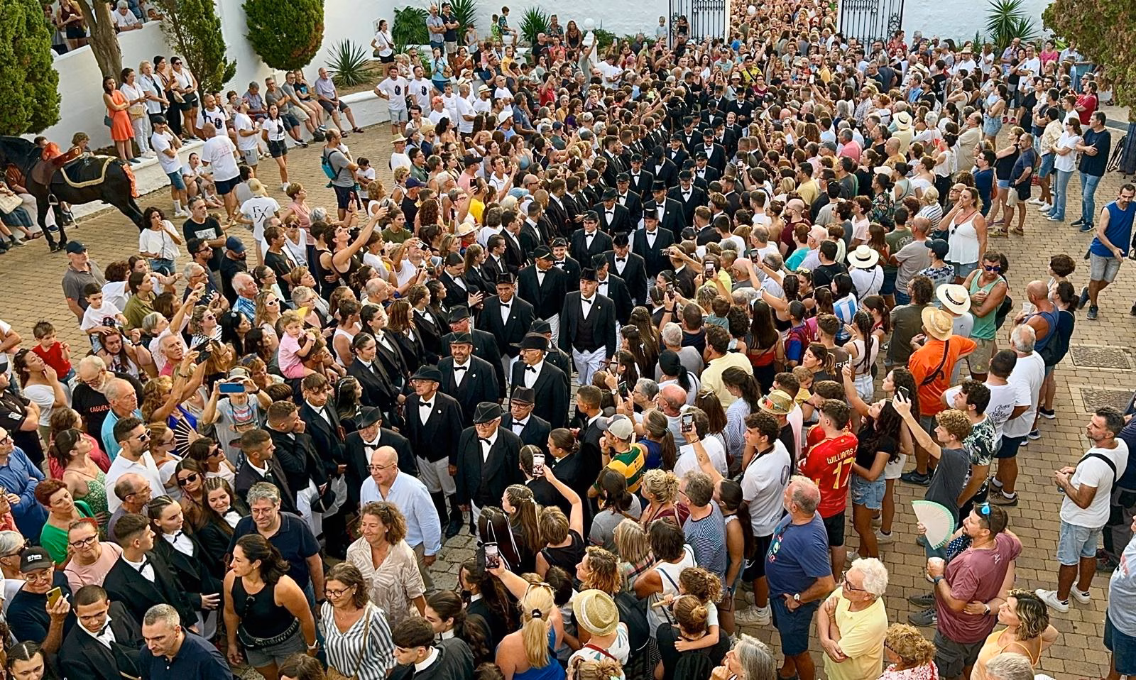 (Vídeo y fotos) La "qualcada" visita el geriátrico y llega a la ermita de Gràcia