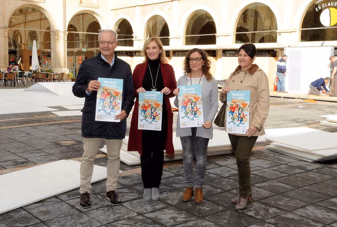 La pista de hielo navideña se traslada al Claustre del Carme de  Maó