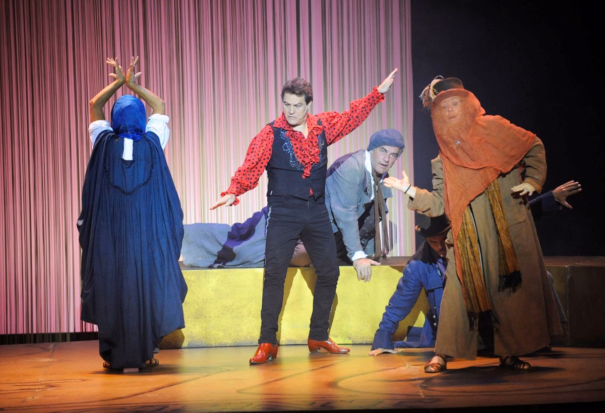 (Fotos) Largas colas para disfrutar de "La asamblea de mujeres"