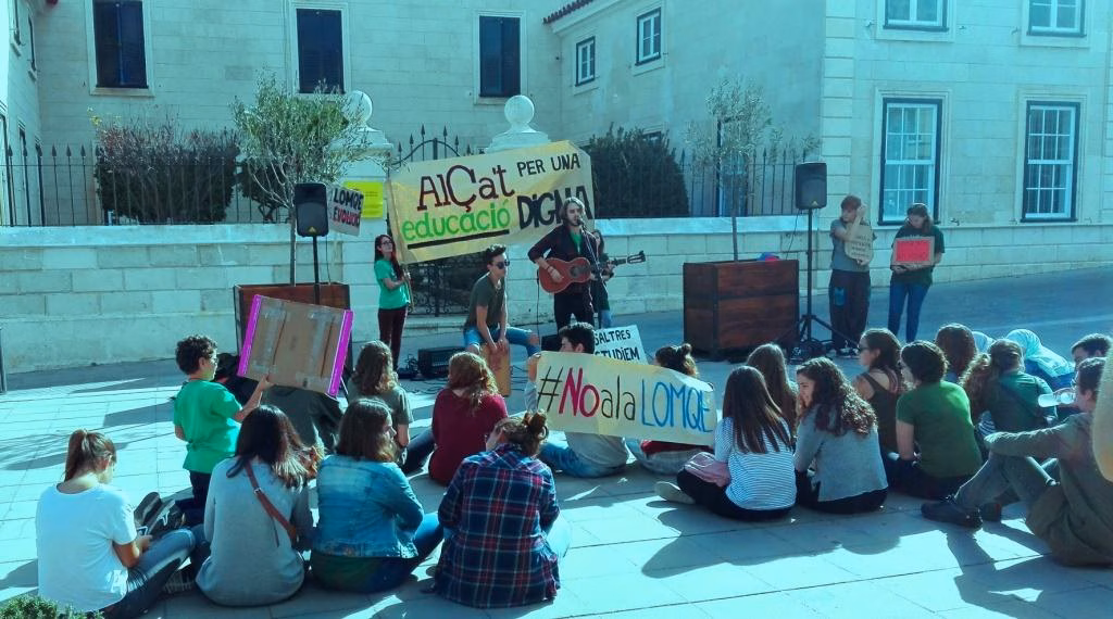 Un centenar de jóvenes se manifiestan contra la LOMCE