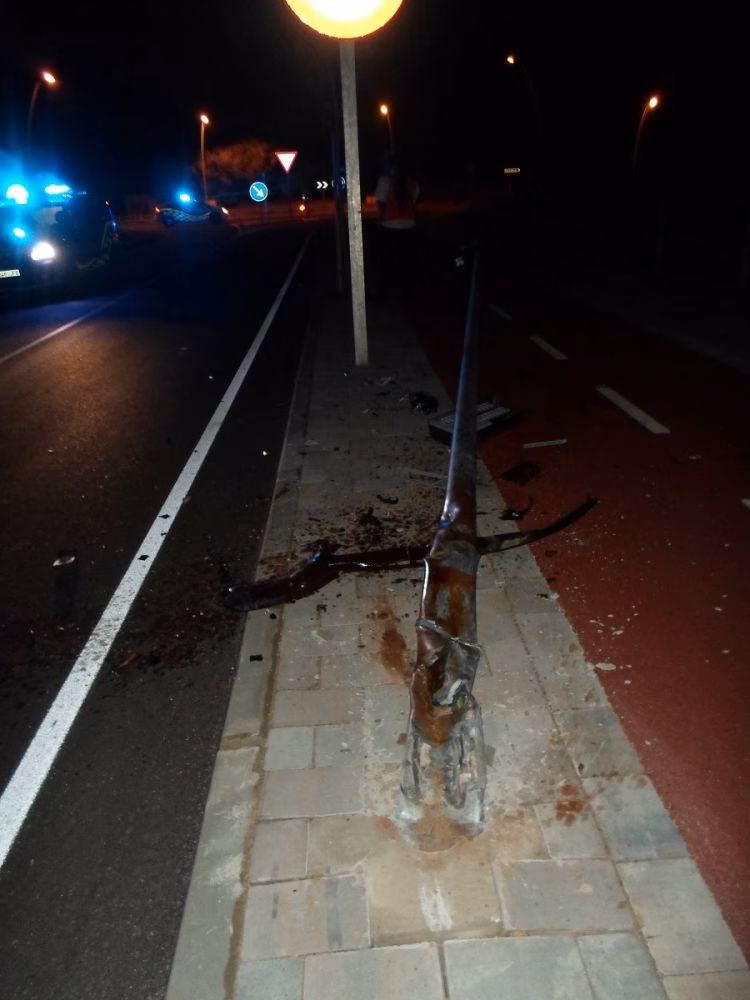 Choca contra una farola tras hacer una maniobra evasiva en Ciutadella