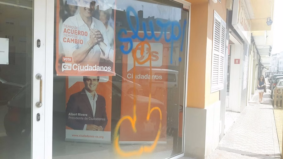 (La Foto) Dibujan un pene en la fachada de la sede de Ciudadanos en Maó