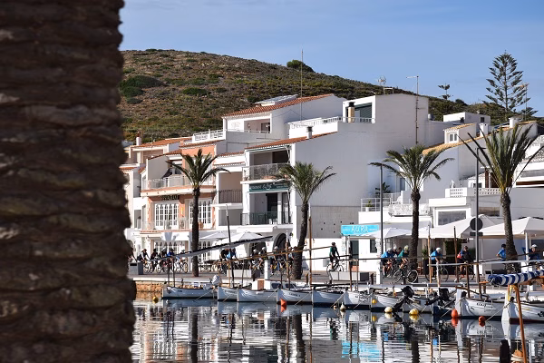 Endesa restablece el suministro eléctrico en Fornells tras diez horas sin luz por un incendio