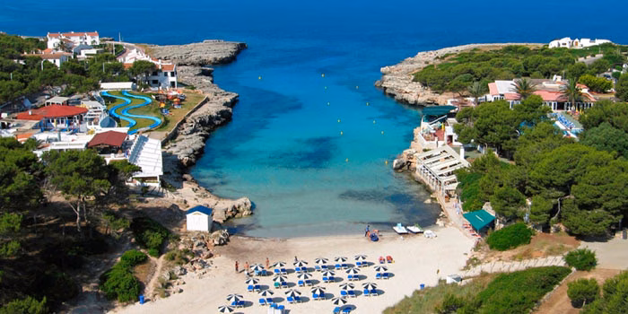 Se tira de cabeza en una zona de rocas de Cala Blanca... y es trasladado al Mateu Orfila