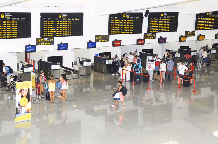 Más de 600.000 pasajeros en el aeropuerto de Menorca durante el mes de julio