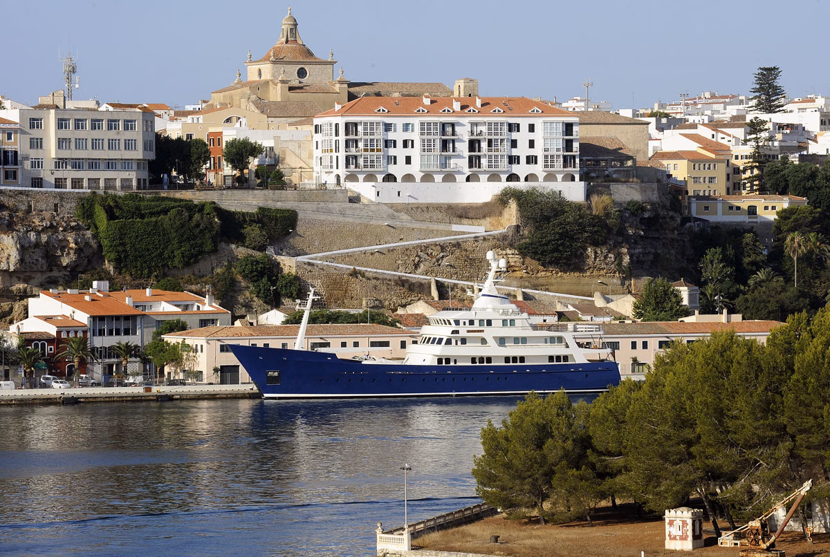 Turmoil: un megayate diseñado para navegar por el hielo en el puerto de Maó
