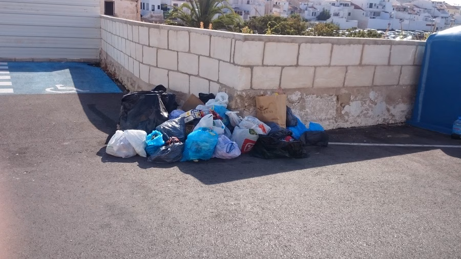 Denuncian la acumulación de basura cerca del parking de Sa Sinia des Cuc de Maó