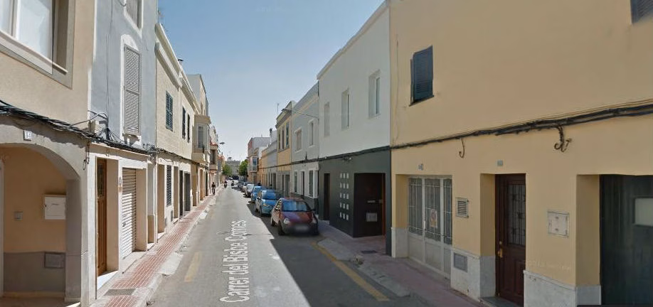 El techo de una vivienda deshabitada se desploma en Ciutadella