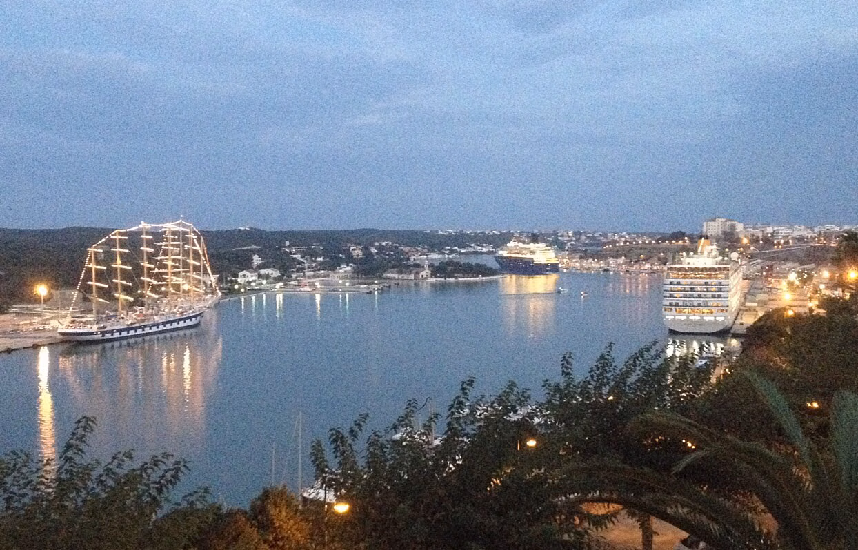 Los  ayuntamientos de Ciutadella y Maó se citan para septiembre