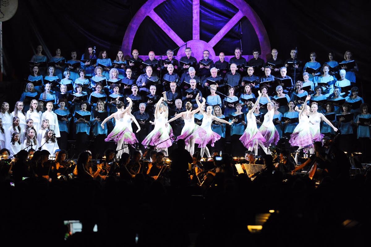 El potente 'carpe diem' de "Carmina Burana" se apodera de La Mola