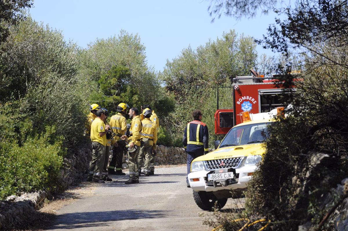 El incendio forestal en la finca de Rafal Fort de Alaior ha afectado a 1.400 m2