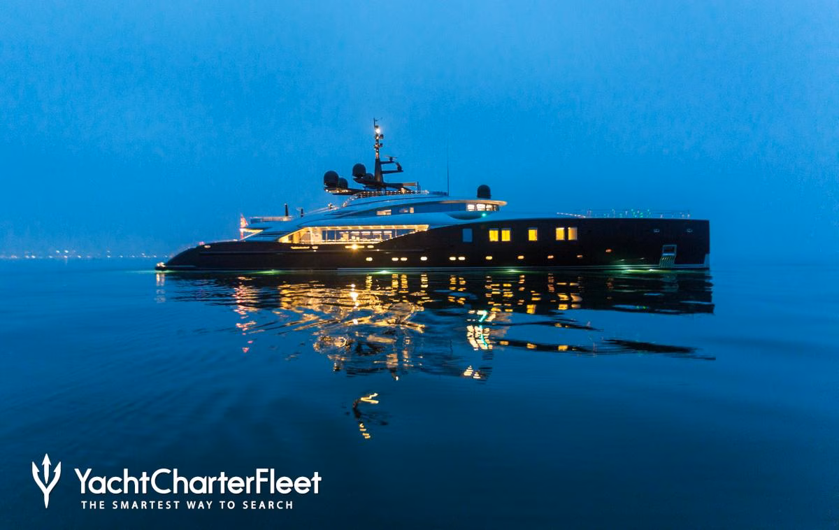 Okto: un megayate valorado en 55 millones de euros que surca aguas de Menorca