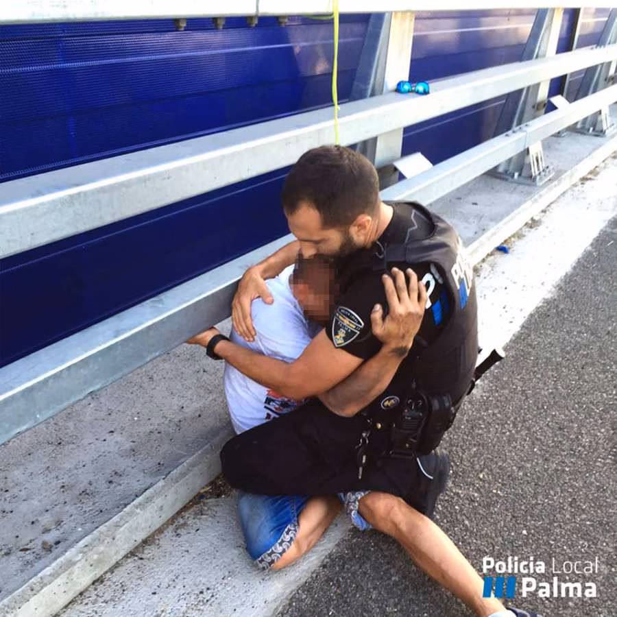 Un policía salva la vida de un joven que iba a suicidarse