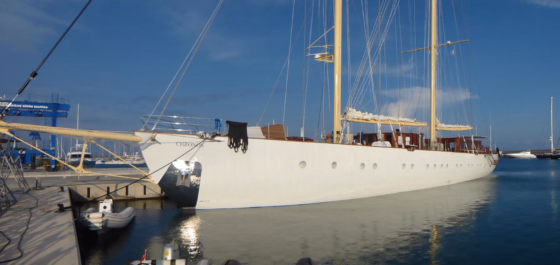 Chronos: un velero de lujo fondeado en Fornells
