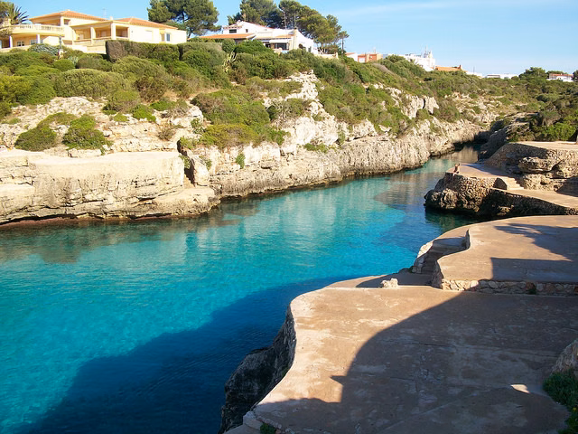 Un joven de 17 años herido tras lanzarse al agua desde las plataformas de Cala'n Brut