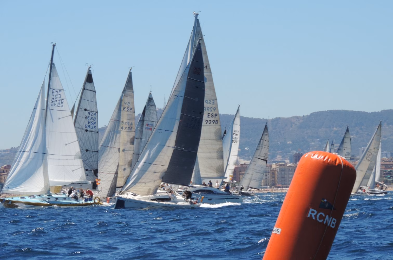 "Rats on fire" es el primer velero en llegar a Maó de la Menorca Sant Joan