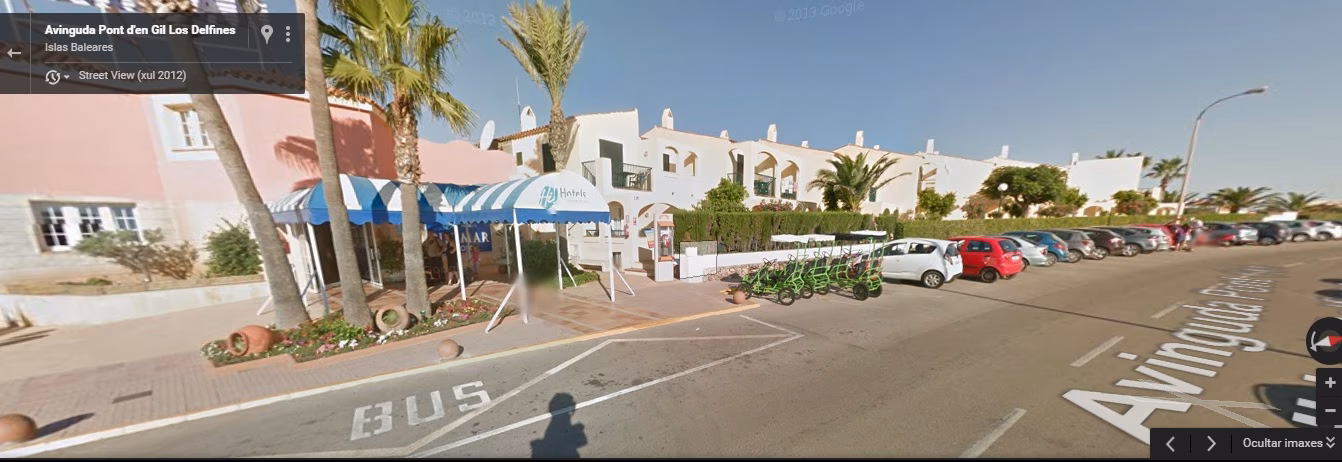 Se le paraliza medio cuerpo mientras nadaba en una piscina de Ciutadella