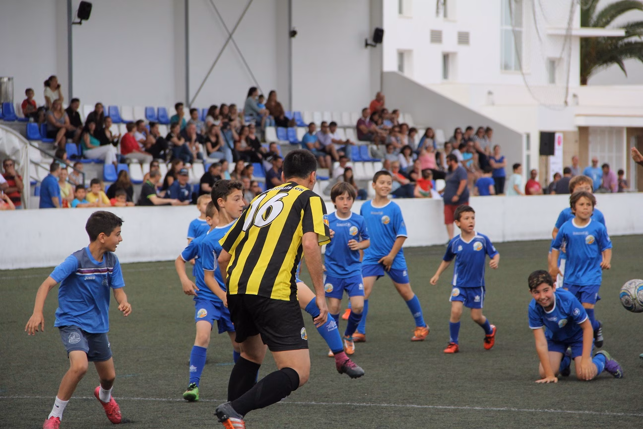 (Fotos) Un partido de 1 contra 100 lleva la locura y la diversión a Sant Lluís