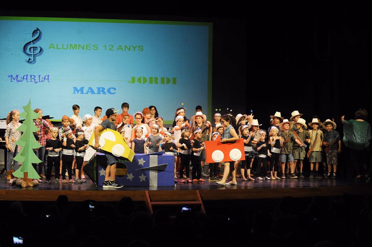 "Els nas de nap" salvan el mundo y despiden el curso de música del Ateneu