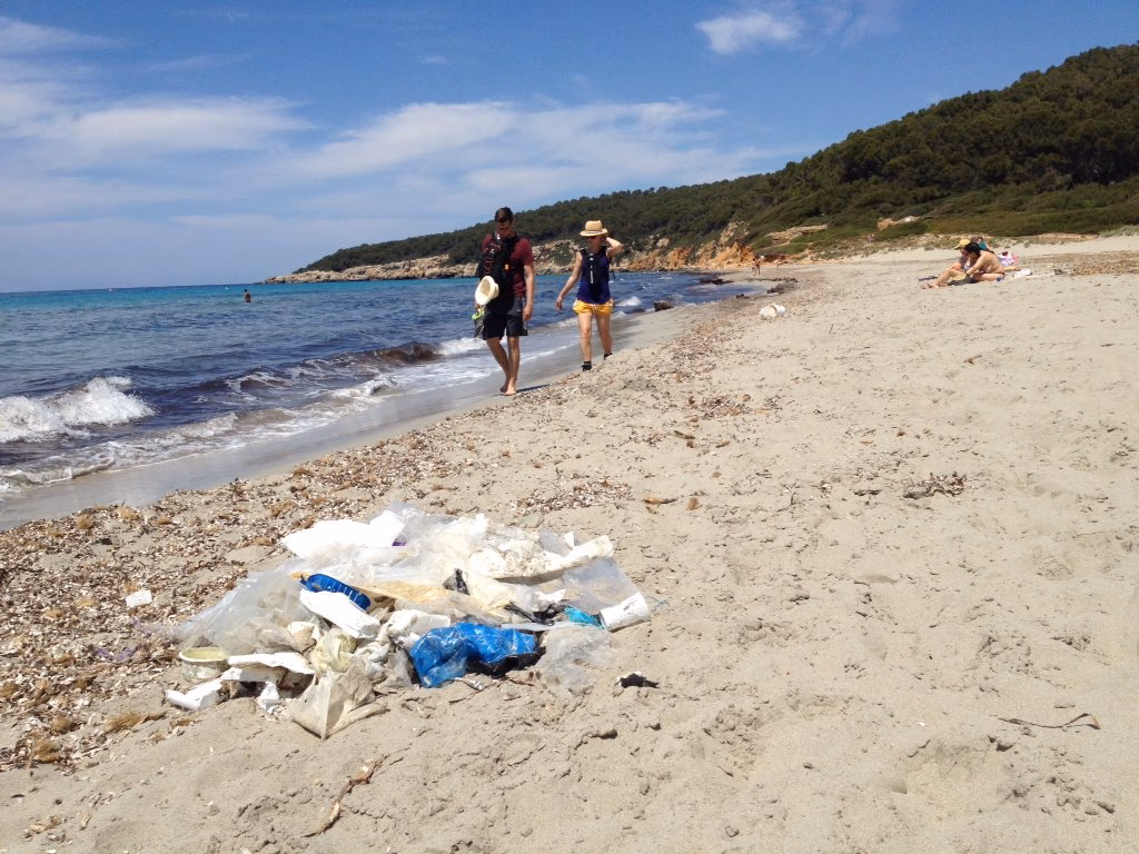 (Fotos) Denuncian que la suciedad se acumula en la playa de Binigaus