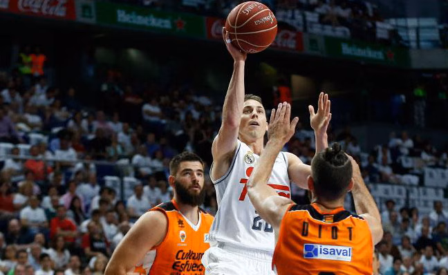 Llull y Carroll superan la "guerra de guerrillas" planteada por el Valencia Basket