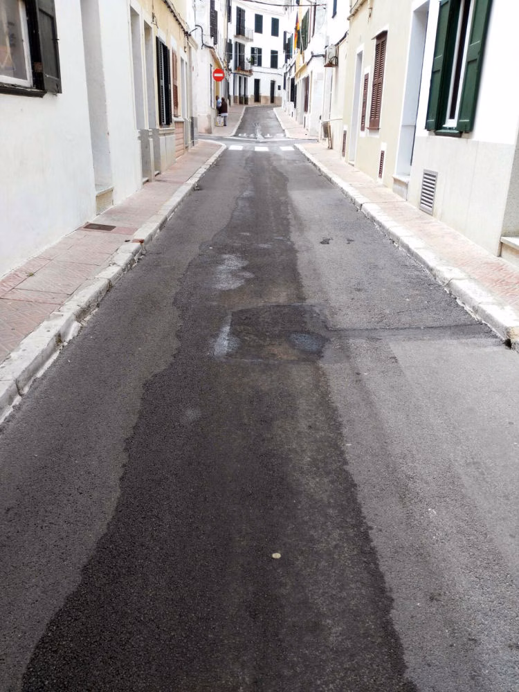 Vertido de aceite en el Carres des Negres de Maó