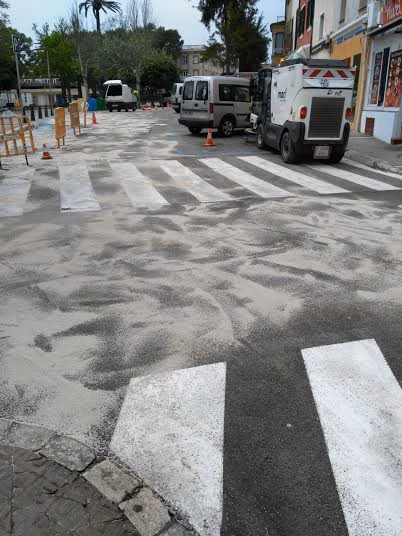 (Fotos) Vertido de aceite de un camión de la basura en s'Explanada de Maó