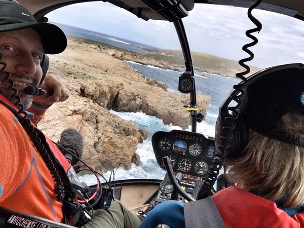 Jesús Calleja sigue sobrevolando Menorca: ahora pasa por Cavalleria y El Toro