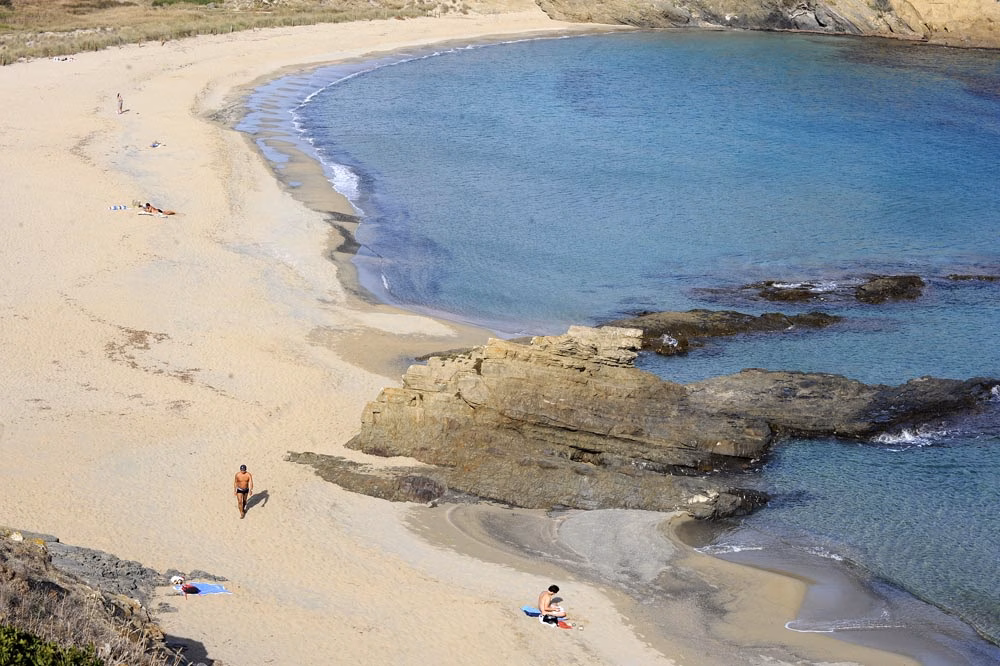 El Consell incrementa los medios de limpieza de playas para esta temporada