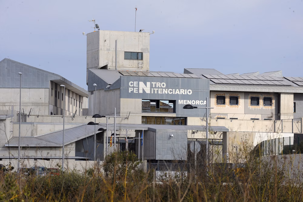 Un preso en tercer grado ataca a agentes municipales en Es Castell