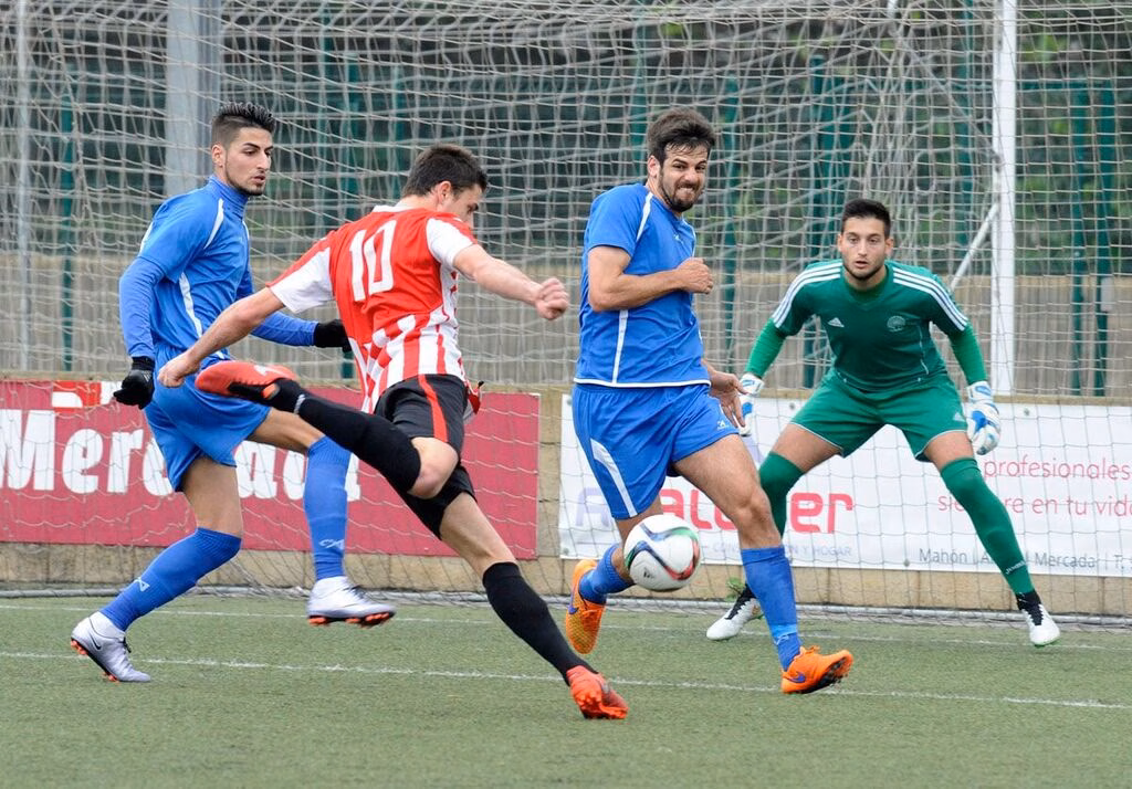 (Fotos) El Mercadal saca el martillo ante el Binissalem