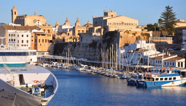 El precio del alojamiento en Ciutadella sube un 143 % durante el verano