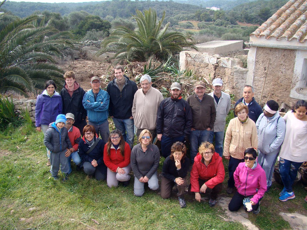 Voluntarios del GOB retiran 10m3 de plantas crasas y exóticas de una finca