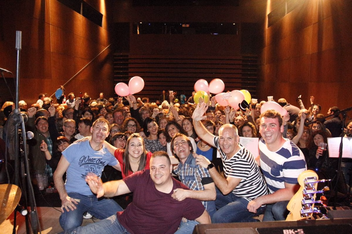 El ‘revival’ de los 80 de la Jukebox Band seduce a más de 300 personas en Ferreries