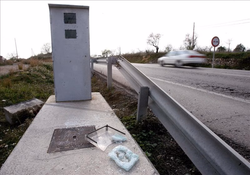 El radar de Es Mercadal  le pilla con exceso de velocidad y asegura que conducía su madre...fallecida cuatro años antes