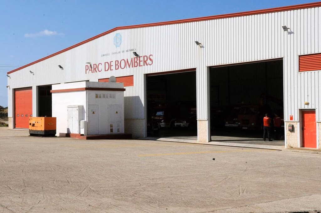 El pirómano de Ciutadella sigue activo y quema seis contenedores más