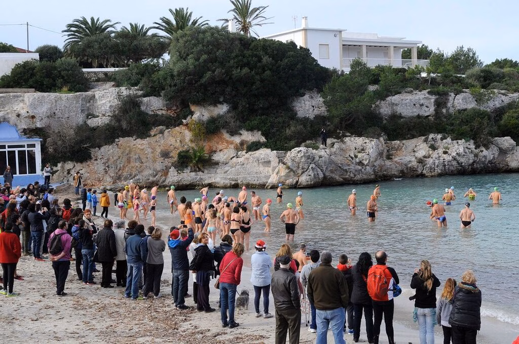Chapuzón solidario en Cala Santandria
