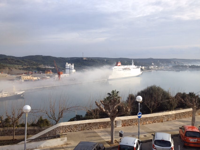 El barco que esparce la niebla en el puerto