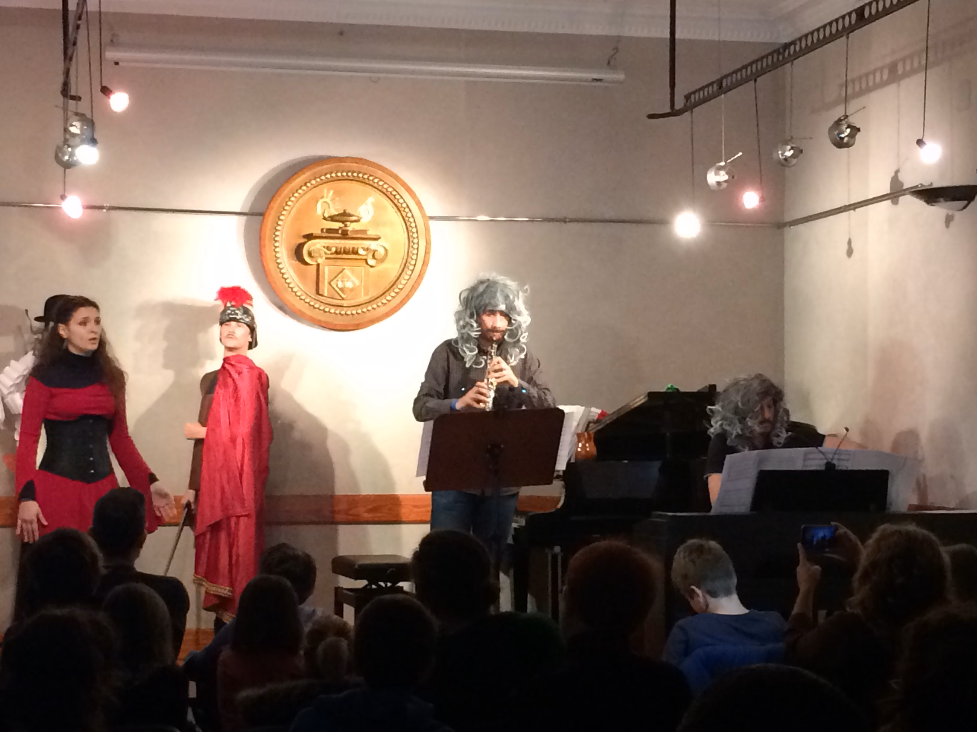 Pinceladas de historia musical y risas en el Ateneu de Maó