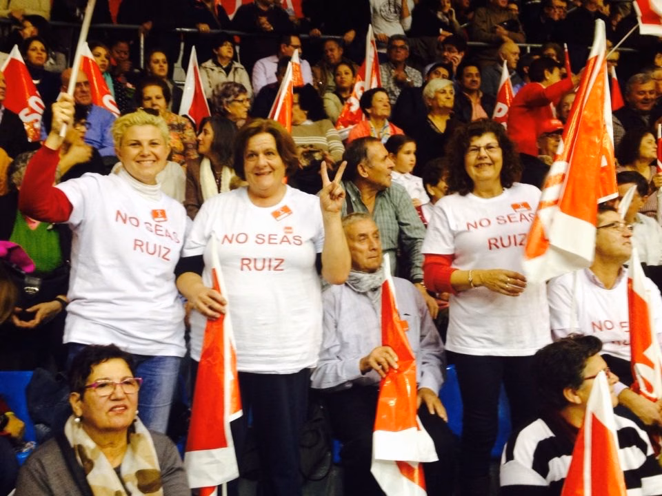 Diario de campaña electoral: Rajoy, agredido, y Sánchez recibido con camisetas estampadas con un "No seas Ruiz"